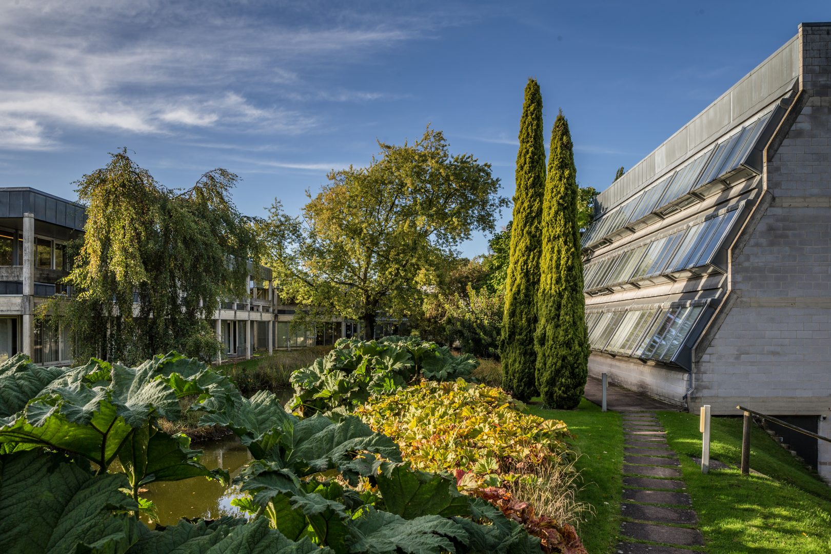 Landscaped gardens at Saïd Business School Oxford, explored during the augmented reality for education campus experience.